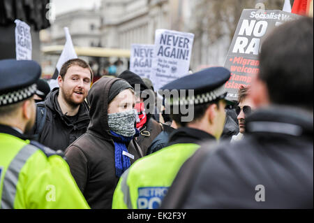 Antifaschisten demonstrieren gegen Pergida in Whitehall. Stockfoto