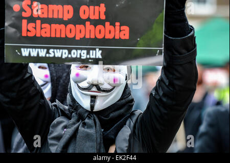 Black Bloc Antifaschisten demonstrieren gegen Pergida in Whitehall. Stockfoto