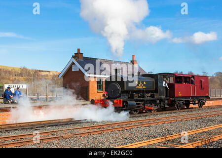 Fireless Kohle angetrieben Lokomotive zieht einen Bremse van der Durchführung Touristen im Dunaskin Industrial Railway Museum, Ayrshire, Schottland Stockfoto