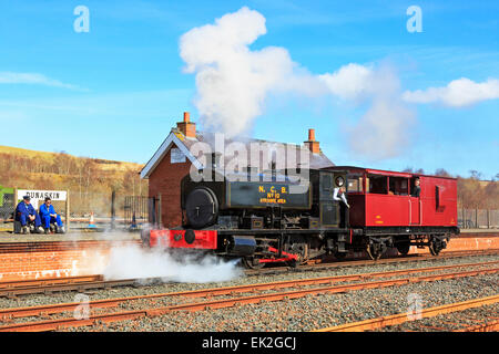 Fireless Kohle angetrieben Lokomotive zieht einen Bremse van der Durchführung Touristen im Dunaskin Industrial Railway Museum, Ayrshire, Schottland Stockfoto