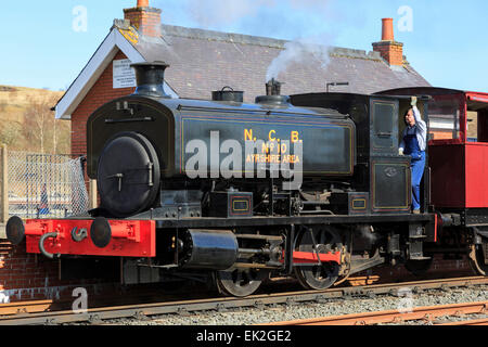 Fireless Kohle angetrieben Lokomotive zieht einen Bremse van der Durchführung Touristen im Dunaskin Industrial Railway Museum, Ayrshire, Schottland Stockfoto