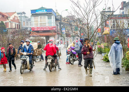 Szene aus einem nebligen Tag auf dem Markt in Sapa. Sapa ist berühmt für seine zerklüftete Landschaft und seiner kulturellen Vielfalt. Stockfoto