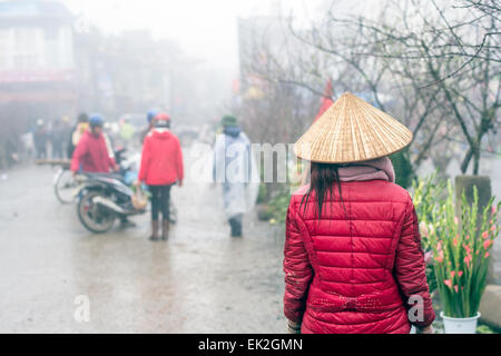 Szene aus einem nebligen Tag auf dem Markt in Sapa. Sapa ist berühmt für seine zerklüftete Landschaft und seiner kulturellen Vielfalt. Stockfoto