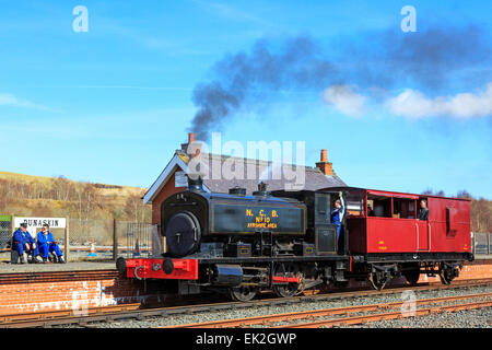 Fireless Kohle angetrieben Lokomotive zieht einen Bremse van der Durchführung Touristen im Dunaskin Industrial Railway Museum, Ayrshire, Schottland Stockfoto