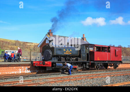 Fireless Kohle angetrieben Lokomotive zieht einen Bremse van der Durchführung Touristen im Dunaskin Industrial Railway Museum, Ayrshire, Schottland Stockfoto