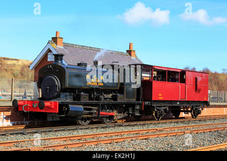 Fireless Kohle angetrieben Lokomotive zieht einen Bremse van der Durchführung Touristen im Dunaskin Industrial Railway Museum, Ayrshire, Schottland Stockfoto