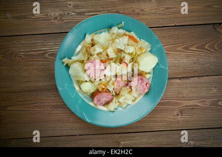 Oktoberfest-Eintopf mit Wurst und Kartoffeln - Produkt typisch bayerischen Deutschland Stockfoto