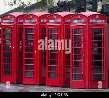 Vier Londoner Telefonzellen in einer Reihe, London Stockfoto