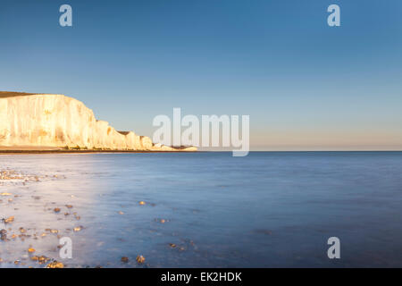 Cuckmere Haven Beach, East Sussex, UK. 5. April 2015. 5. April 2015. Die sieben Schwestern Kreidefelsen am Ärmelkanal in East Sussex, mit schönen blauen Himmel kurz vor Sonnenuntergang am Ostersonntag von Cuckmere Haven Beach gesehen. Stockfoto