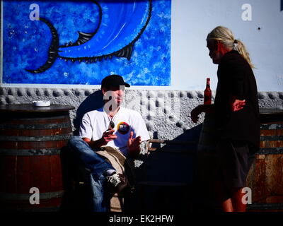 Menschen im Chat außerhalb Strandrestaurant. La Calera Strand Valle Gran Rey Tal Terrasse Bereich ist La Gomera Insel Kanarienvogel Stockfoto