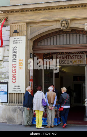 Eine kleine Gruppe von Menschen kaufen Konzertkarte aus einen Ticketschalter, Wien, Österreich. Stockfoto