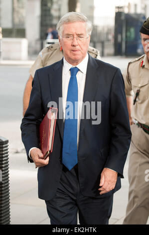 Italiens Premier Matteo Renzi trifft Premierminister David Cameron in 10 Downing Street. Mitwirkende: Michael Fallon Where: London, Vereinigtes Königreich bei: 2. Oktober 2014 Stockfoto