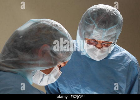 Zwei Ärzte während einer Operation in einem Krankenhaus Stockfoto