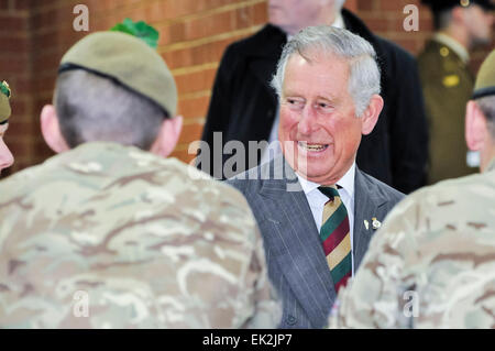 Belfast, Nordirland. 2. April 2014 - trifft Charles, Prinz von Wales, Soldaten aus 2 Mercian Regiment, von denen er der Oberst im Leiter ist Stockfoto