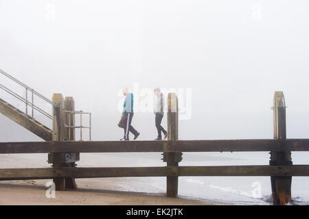 Aberystwyth, Wales, UK. 6. April 2015. Nach einem hellen Start überfahren Meer Nebel Aberystwyth auf Ostern Bank Holiday Montag Morgen. Trotz der kalten nebligen Luft, Urlauber noch Spaziergang entlang der Promenade und die Seebrücke, das warme Wetter für die nächsten Tage, vor allem im Westen des Vereinigten Königreichs, mit Temperaturen bis 19-20 º c stellenweise Credit bleiben voraussichtlich: Keith Morris/Alamy Live-Nachrichten Stockfoto