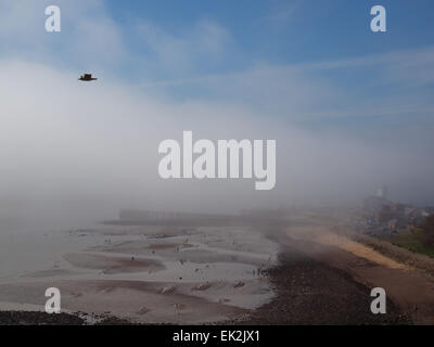 Newcastle Upon Tyne, UK. 6. April 2015. UK Wetter: Eine Wolke aus Meer Nebel senkt sich und rollt über den Eingang zum Fluss Tyne von der Nordsee entfernt, Abschottung der Seenlandschaft. Bildnachweis: James Walsh/Alamy Live-Nachrichten Stockfoto