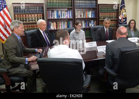 US-Präsident Barack Obama spricht mit 75. Bauingenieur Group Director Harry Briesmaster, Senator Orrin Hatch und Utah Gemeindeleiter über Hill Air Force Bases sauberer und erneuerbarer Energien Programme 3. April 2015 in Ogden, Utah. Stockfoto