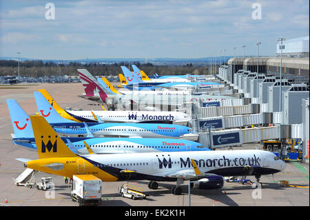 Flugzeuge vom Terminal am Flughafen Manchester aufgereiht. Stockfoto