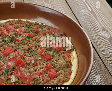 Lahmacun - Runde, dünne Stück Teig mit Hackfleisch / Faschiertes und gehacktem Gemüse garniert Stockfoto