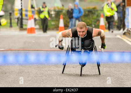 Belfast, Nordirland. 5. Mai 2014 - Platz Patrick Monaghan von Athlone kurz vor ersten in der Rollstuhl-Veranstaltung mit einer Zeit von 02:06:21 Stockfoto