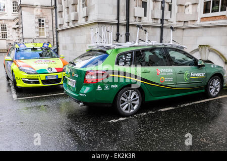 Belfast, Northern Irealand, 8. Mai 2014 - Niri Sottoli und Europcar Team Autos geparkt in der Belfast City Hall an den Start des Giro d ' Italia Stockfoto