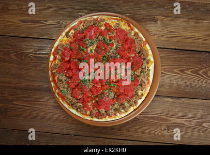 Lahmacun - Runde, dünne Stück Teig mit Hackfleisch / Faschiertes und gehacktem Gemüse garniert Stockfoto