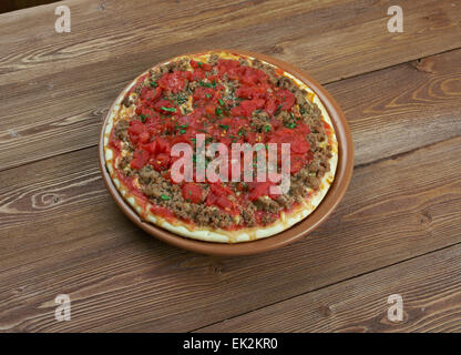 Lahmacun - Runde, dünne Stück Teig mit Hackfleisch / Faschiertes und gehacktem Gemüse garniert Stockfoto