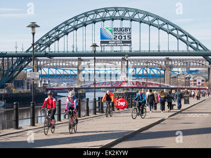 Newcastle, UK. 6. April 2015. Radfahrer und Wanderer genießen April Sonnenschein entlang Newcastle Upon Tyne Kai. (C) Washington Imaging/Alamy Live news Stockfoto