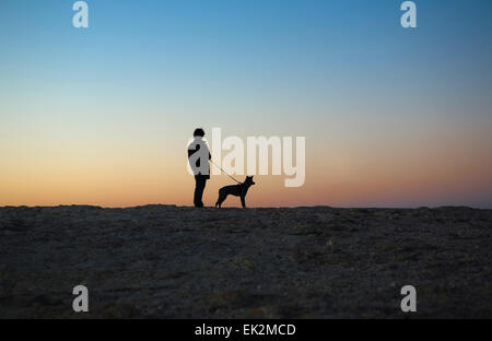 Mensch und Hund bei Sonnenuntergang, Costa Vicentina, Portugal Stockfoto