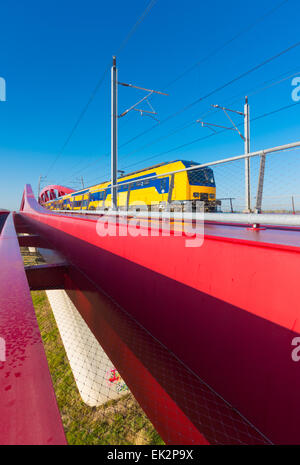 Zug vorbei die neue rote Eisenbahnbrücke über die IJssel in den Niederlanden Stockfoto