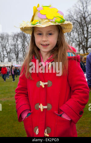 Avenham Park, Preston, Lancashire, UK. 6. April 2015. Charlottee Buckley an der Motorhaube Osterparade und Wettbewerb.  Eiern werden gerollt, auf den Pisten im Avenham Park jeden Ostermontag – in der Vergangenheit, die diese waren traditionell eingerichteten gekochten Eiern, aber jetzt sind oft der Schokolade Sorte! Sowie das Ei-Rollen Gastgeber der Veranstaltung ein Ostern Motorhaube Wettbewerb, Lancashire Essen & trinken und jede Menge Unterhaltung für einen vollen Tag. Bildnachweis: Mar Photographics/Alamy Live-Nachrichten Stockfoto