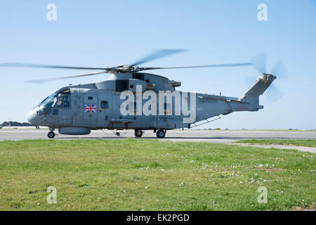 820 Staffel Merlin MK2 Hubschrauber zurückgeben aus dem Ebola Hilfsbemühungen in Sierra Leone, an RNAS Culdrose Stockfoto