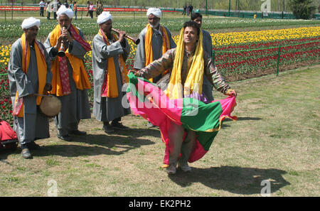 Srinagar, indische verabreicht Kaschmir.  6. April 2015. Kashmiri traditionelle Folk bei der Saison-Eröffnung des neuen Siraj Baghn während der Saison Eröffnung Siraj Bagh Tänzer, angeblich der größte Tulpe Garten in Asien, auf Zabarwan Hügeln in die Öffnung des Kaschmir Blumengarten, entfaltet sich über 1,2 Millionen Tulpenzwiebeln fast 60 Sorten, markiert den Beginn einer neuen Tourismus-Saison im Tal Credit: Sofi Suhail/Alamy Live News Stockfoto