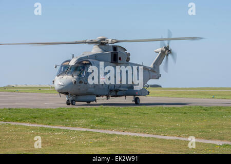 820 Staffel Merlin MK2 Hubschrauber zurückgeben aus dem Ebola Hilfsbemühungen in Sierra Leone, an RNAS Culdrose Stockfoto