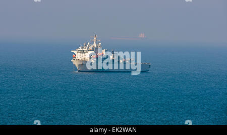 Helston, Cornwall, UK. 6. April 2015. Buchen Sie ihre Mission mit Ebola-Ausbruch in Sierra Leonne unterstützt; RFA Argus erwartet von Loe Bar, Helston Cornwall an Bord der Royal Navy 820 Squadron besteht aus drei Merlin Mk2 Hubschrauber für diese Mission. Sobald die Merlins an RNAS Culdrose zurückgegeben werden, machen RFA Argus ihren Weg nach Falmouth Andocken an ca. 0800 auf der 7thn April 2015. Bildnachweis: Bob Sharples/Alamy Live-Nachrichten Stockfoto