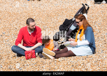 Leute, die den Strand an einem sonnigen Ostermontag in Brighton, East Sussex, Großbritannien genießen. 6. April 2015 Stockfoto