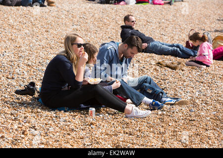 Leute, die den Strand an einem sonnigen Ostermontag in Brighton, East Sussex, Großbritannien genießen. 6. April 2015 Stockfoto