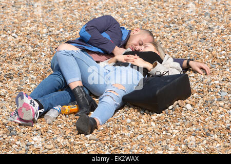 Leute, die den Strand an einem sonnigen Ostermontag in Brighton, East Sussex, Großbritannien genießen. 6. April 2015 Stockfoto