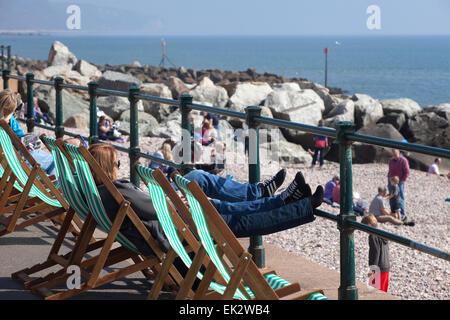 Sidmouth. Devon, UK. 6. April 2015. Mit Temperaturen in der Mitte der 60er Jahre strömten Touristen Ostermontag am Strand von Sidmouth, Devon zu verbringen. Credit: Foto Mittel-/Alamy Live-Nachrichten Stockfoto