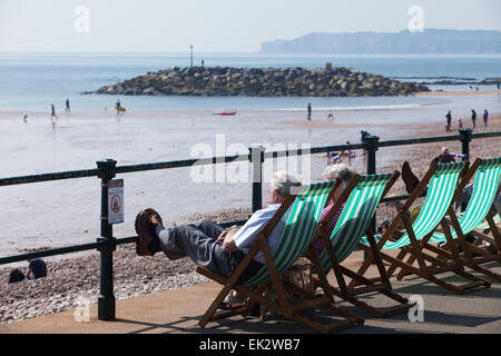 Sidmouth. Devon, UK. 6. April 2015. Mit Temperaturen in der Mitte der 60er Jahre strömten Touristen Ostermontag am Strand von Sidmouth, Devon zu verbringen. Credit: Foto Mittel-/Alamy Live-Nachrichten Stockfoto