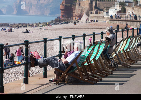 Sidmouth. Devon, UK. 6. April 2015. Mit Temperaturen in der Mitte der 60er Jahre strömten Touristen Ostermontag am Strand von Sidmouth, Devon zu verbringen. Credit: Foto Mittel-/Alamy Live-Nachrichten Stockfoto