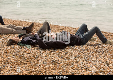 Leute, die den Strand an einem sonnigen Ostermontag in Brighton, East Sussex, Großbritannien genießen. 6. April 2015 Stockfoto