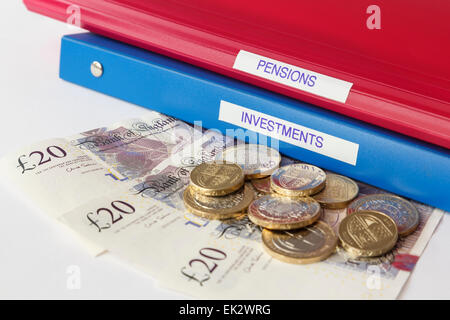 Pensionen und Anlageportfolios mit Sterling £ 20 zwanzig Pfund Banknoten und Münzen. Geld anlegen in Aktien und Aktien- und Vorsorgeplanung. Großbritannien Stockfoto