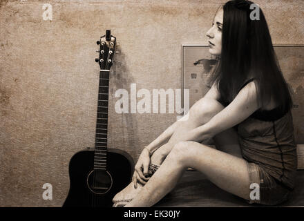 Kunstwerk im Vintage-Stil, schöne junge Frau, Gitarre Stockfoto