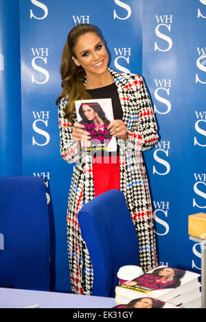 Vicky Pattison unterschreibt Exemplare ihres Buches "Nothing But The Truth" bei WHSmith Metrocentre Featuring: Vicky Pattison Where: Newcastle, United Kingdom bei: 2. Oktober 2014 Stockfoto