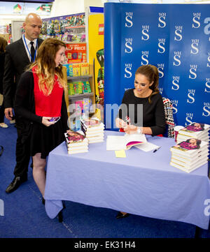 Vicky Pattison unterschreibt Exemplare ihres Buches "Nothing But The Truth" bei WHSmith Metrocentre Featuring: Vicky Pattison Where: Newcastle, United Kingdom bei: 2. Oktober 2014 Stockfoto