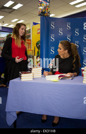 Vicky Pattison unterschreibt Exemplare ihres Buches "Nothing But The Truth" bei WHSmith Metrocentre Featuring: Vicky Pattison Where: Newcastle, United Kingdom bei: 2. Oktober 2014 Stockfoto