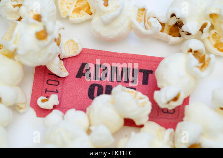 Popcorn und Film-ticket Stockfoto