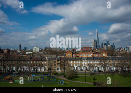 London, Großbritannien. 05 Apr, 2015. Die frühlingssonne kommt am Ostersonntag über South London, UK, 05. Apr 2015. Credit: Guy Bell/Alamy leben Nachrichten Stockfoto