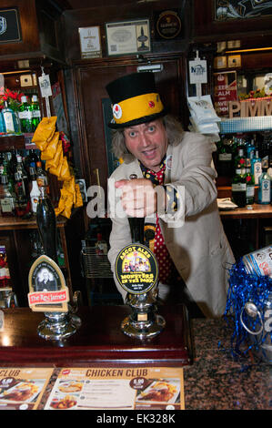 Monster Raving Loony Party Co-ALE-Computeranimation Bier Start in einer Weatherspoons Kneipe in Stoke Newington, Knigel Knapp Gießen einen pint Stockfoto